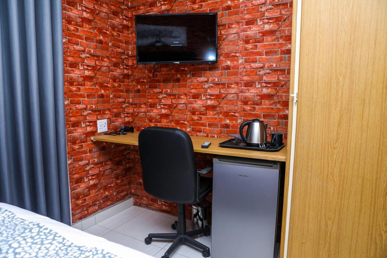 Delux Guesthouse Volksrust ภายนอก รูปภาพ