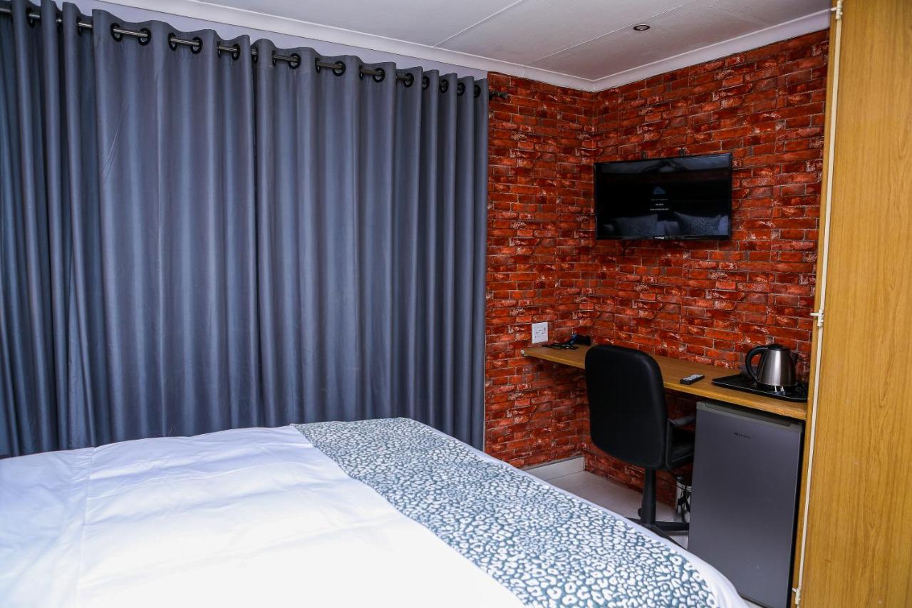 Delux Guesthouse Volksrust ภายนอก รูปภาพ