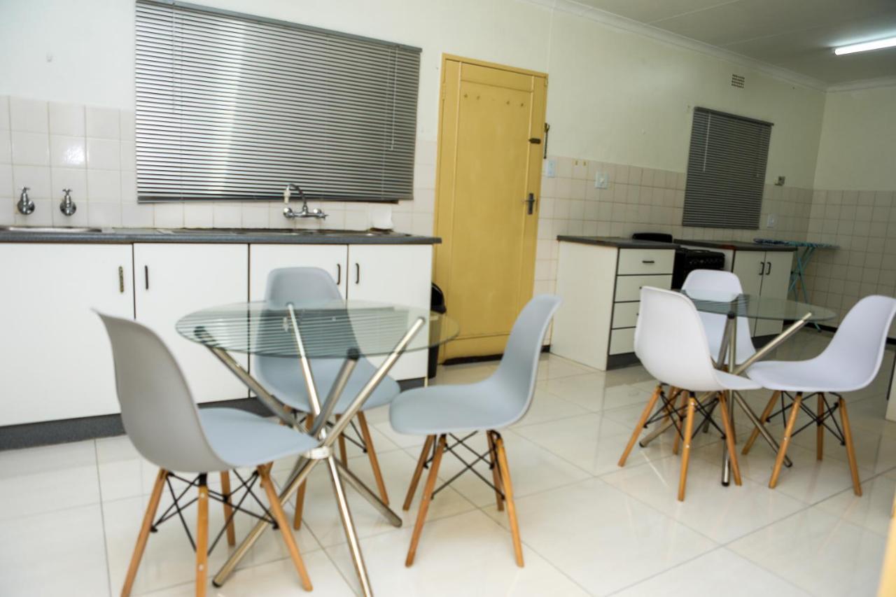 Delux Guesthouse Volksrust ภายนอก รูปภาพ