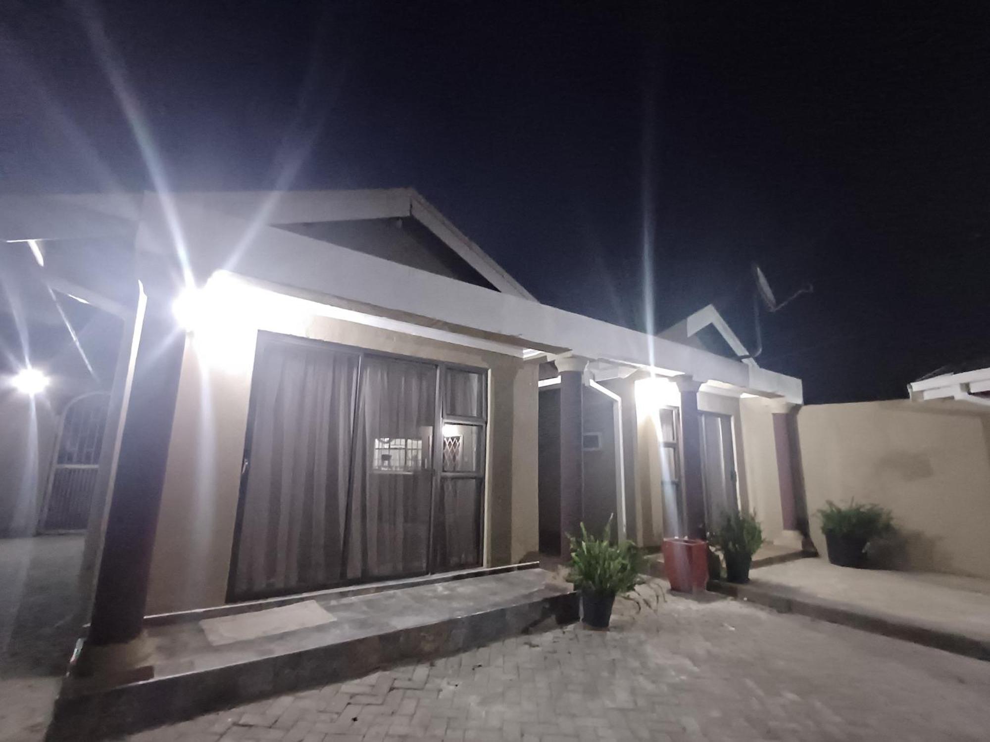 Delux Guesthouse Volksrust ภายนอก รูปภาพ